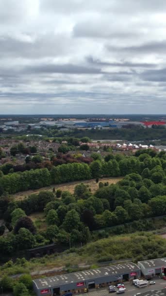 英格兰 吕顿市 2022年9月25日 中央火车站的铁路列车 英国城市上空多云的一天 — 图库视频影像