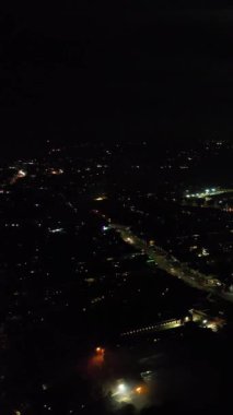 Aydınlanmış İngiliz Luton Kasabasının Günbatımından Hemen Sonra ve Gece Boyunca Hava Görüntüleri