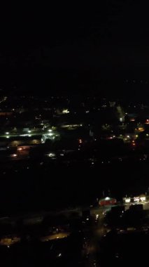 Aydınlanmış İngiliz Luton Kasabasının Günbatımından Hemen Sonra ve Gece Boyunca Hava Görüntüleri