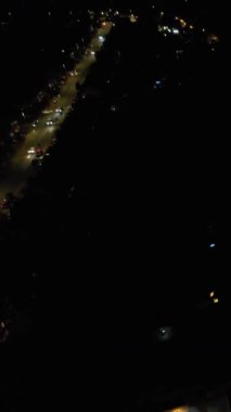 Aydınlanmış İngiliz Luton Kasabasının Günbatımından Hemen Sonra ve Gece Boyunca Hava Görüntüleri