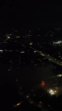 Aydınlanmış İngiliz Luton Kasabasının Günbatımından Hemen Sonra ve Gece Boyunca Hava Görüntüleri