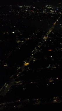 Aydınlanmış İngiliz Luton Kasabasının Günbatımından Hemen Sonra ve Gece Boyunca Hava Görüntüleri