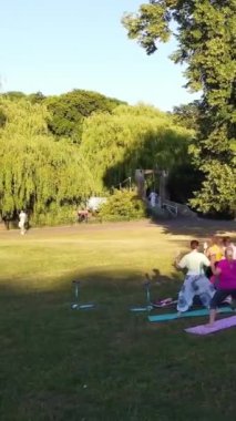 ENGLAND, LUTON TOWN - 04th April 2022: Genç İngiliz Kadınlardan oluşan bir grup, Wardown Halk Parkı Yüksek Açılı Görüntü Parkı 'nda egzersiz yapıyor. Luton Kasabası 'nda Parlak Güneşli Gün