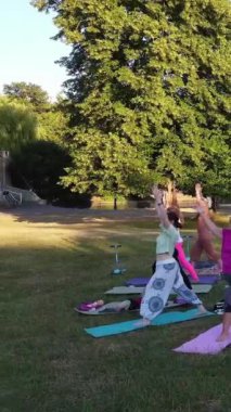 ENGLAND, LUTON TOWN - 04th April 2022: Genç İngiliz Kadınlardan oluşan bir grup, Wardown Halk Parkı Yüksek Açılı Görüntü Parkı 'nda egzersiz yapıyor. Luton Kasabası 'nda Parlak Güneşli Gün