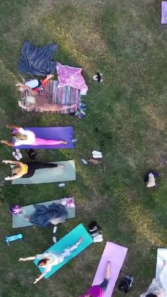 Энгландия Лутон Таун Группа Молодых Британских Женщин Тренируется Открытом Общественном — стоковое видео