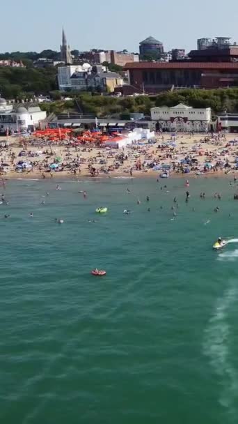 People Enenjoying Relaxing Bournemouth Beach England — Stock video