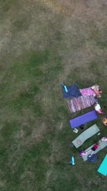 ENGLAND, LUTON TOWN - 04th April 2022: Genç İngiliz Kadınlardan oluşan bir grup, Wardown Halk Parkı Yüksek Açılı Görüntü Parkı 'nda egzersiz yapıyor. Luton Kasabası 'nda Parlak Güneşli Gün