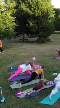 ENGLAND, LUTON TOWN - 04th April 2022: Genç İngiliz Kadınlardan oluşan bir grup, Wardown Halk Parkı Yüksek Açılı Görüntü Parkı 'nda egzersiz yapıyor. Luton Kasabası 'nda Parlak Güneşli Gün