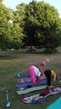 ENGLAND, LUTON TOWN - 04th April 2022: Genç İngiliz Kadınlardan oluşan bir grup, Wardown Halk Parkı Yüksek Açılı Görüntü Parkı 'nda egzersiz yapıyor. Luton Kasabası 'nda Parlak Güneşli Gün