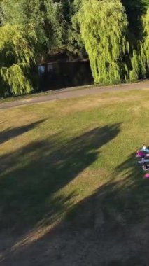 ENGLAND, LUTON TOWN - 04th April 2022: Genç İngiliz Kadınlardan oluşan bir grup, Wardown Halk Parkı Yüksek Açılı Görüntü Parkı 'nda egzersiz yapıyor. Luton Kasabası 'nda Parlak Güneşli Gün