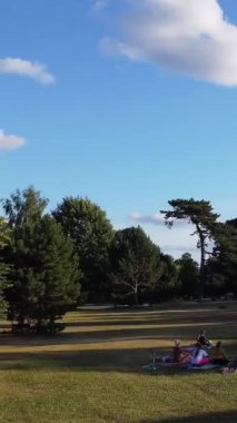 ENGLAND, LUTON TOWN - 04th April 2022: Genç İngiliz Kadınlardan oluşan bir grup, Wardown Halk Parkı Yüksek Açılı Görüntü Parkı 'nda egzersiz yapıyor. Luton Kasabası 'nda Parlak Güneşli Gün