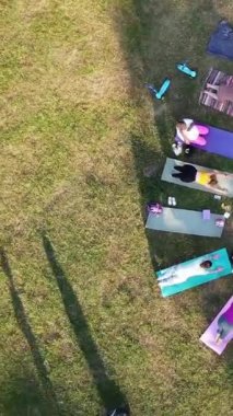 ENGLAND, LUTON TOWN - 04th April 2022: Genç İngiliz Kadınlardan oluşan bir grup, Wardown Halk Parkı Yüksek Açılı Görüntü Parkı 'nda egzersiz yapıyor. Luton Kasabası 'nda Parlak Güneşli Gün