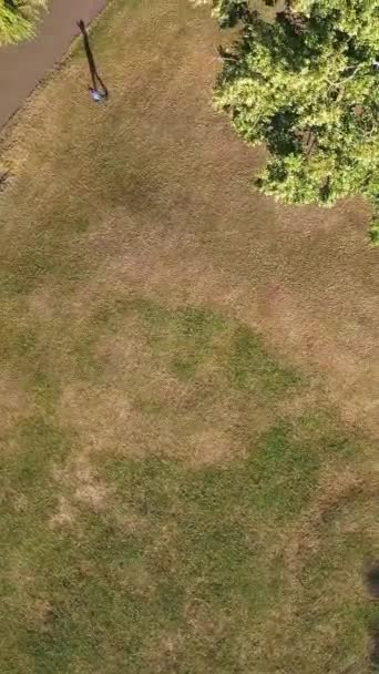 英格兰 Luton Town 2022年7月15日 战争公园的高角度镜头 英格兰卢顿镇阳光灿烂的一天 — 图库视频影像