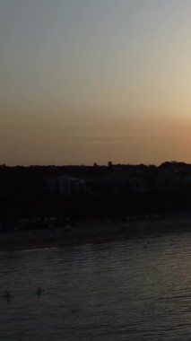 İngiltere 'nin En İyi İngiliz Okyanusu ve Bournemouth Sahili Hava Görüntüsü. Drone 'un Kamerası 