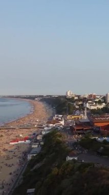 İngiltere 'nin Bournemouth Sahili' nde eğlenen ve rahatlatan insanlar.