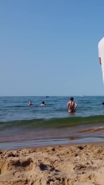 Pessoas Desfrutando Relaxando Bournemouth Beach England Reino Unido — Vídeo de Stock