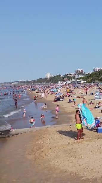 Ngiltere Nin Bournemouth Sahili Nde Eğlenen Rahatlatan Insanlar — Stok video
