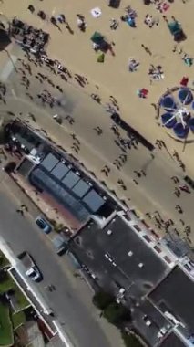 İngiltere 'nin Bournemouth Sahili' nde eğlenen ve rahatlatan insanlar.