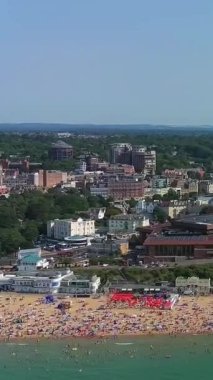 İngiltere 'nin En İyi İngiliz Okyanusu ve Bournemouth Sahili Hava Görüntüsü. Drone 'un Kamerası 