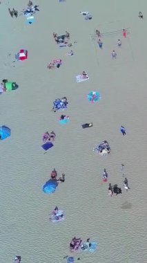 İngiltere 'nin Bournemouth Sahili' nde eğlenen ve rahatlatan insanlar.