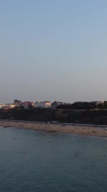 İngiltere 'nin En İyi İngiliz Okyanusu ve Bournemouth Sahili Hava Görüntüsü. Drone 'un Kamerası 