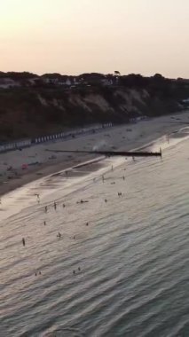 İngiltere 'nin Bournemouth Sahili' nde eğlenen ve rahatlatan insanlar.
