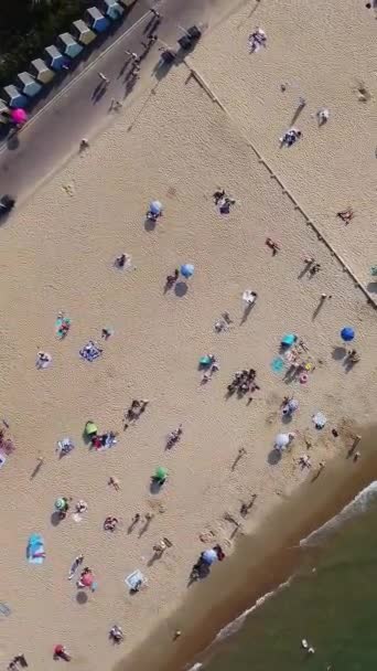 Ngiltere Nin Bournemouth Sahili Nde Eğlenen Rahatlatan Insanlar — Stok video