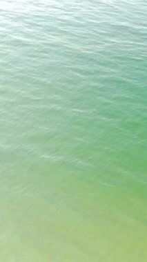 BİRLİK KINGDOM, BOURNEMOUTH BEACH - 18 Temmuz 2022: insanlar yaz tatillerinde eğleniyorlar. Yüksek Açı Drone Kamera Görünümü