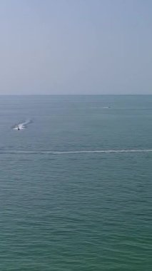 BİRLİK KINGDOM, BOURNEMOUTH BEACH - 18 Temmuz 2022: insanlar yaz tatillerinde eğleniyorlar. Yüksek Açı Drone Kamera Görünümü