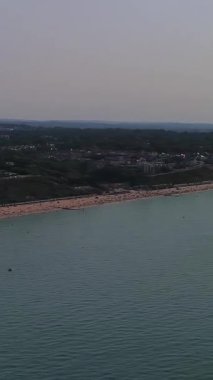 İngiltere 'nin En İyi İngiliz Okyanusu ve Bournemouth Sahili Hava Görüntüsü. Drone 'un Kamerası 