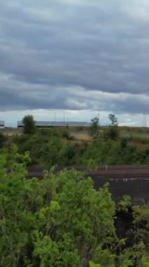 İngiltere, İngiltere, LUTON - 25 Temmuz 2022: British Roads and City. Güzel Luton İngiltere 'nin başkentidir. Drone 'un Kamerası 