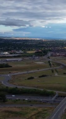 İngiltere, İngiltere, LUTON - 25 Temmuz 2022: British Roads and City. Güzel Luton İngiltere 'nin başkentidir. Drone 'un Kamerası 