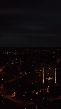 İngiltere, İngiltere, LUTON - 25 Temmuz 2022: British Roads and City gece görüşü. Güzel Luton İngiltere 'nin başkentidir. Drone 'un Kamerası 