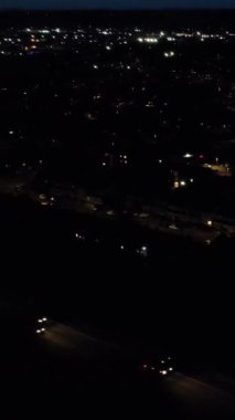 İngiltere, İngiltere, LUTON - 25 Temmuz 2022: British Roads and City gece görüşü. Güzel Luton İngiltere 'nin başkentidir. Drone 'un Kamerası 