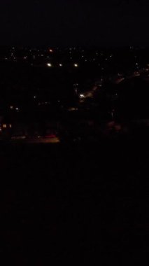 İngiltere, İngiltere, LUTON - 25 Temmuz 2022: British Roads and City gece görüşü. Güzel Luton İngiltere 'nin başkentidir. Drone 'un Kamerası 