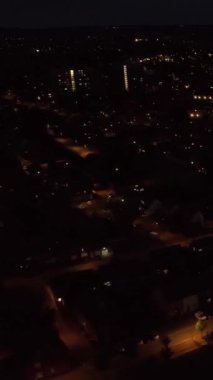 İngiltere, İngiltere, LUTON - 25 Temmuz 2022: British Roads and City gece görüşü. Güzel Luton İngiltere 'nin başkentidir. Drone 'un Kamerası 