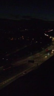 İngiltere, İngiltere, LUTON - 25 Temmuz 2022: British Roads and City gece görüşü. Güzel Luton İngiltere 'nin başkentidir. Drone 'un Kamerası 