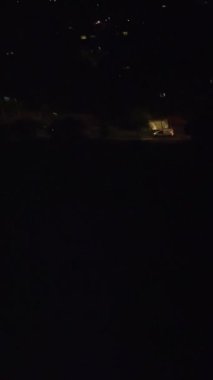 İngiltere, İngiltere, LUTON - 25 Temmuz 2022: British Roads and City gece görüşü. Güzel Luton İngiltere 'nin başkentidir. Drone 'un Kamerası 