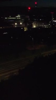 İngiltere, İngiltere, LUTON - 25 Temmuz 2022: British Roads and City gece görüşü. Güzel Luton İngiltere 'nin başkentidir. Drone 'un Kamerası 