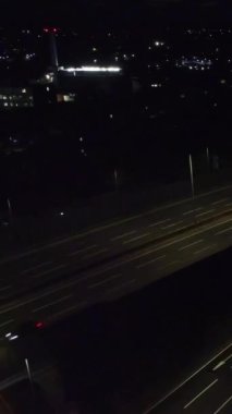 İngiltere, İngiltere, LUTON - 25 Temmuz 2022: British Roads and City gece görüşü. Güzel Luton İngiltere 'nin başkentidir. Drone 'un Kamerası 