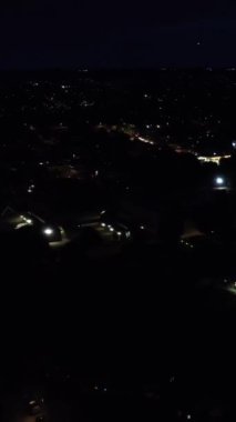 İngiltere, İngiltere, LUTON - 25 Temmuz 2022: British Roads and City gece görüşü. Güzel Luton İngiltere 'nin başkentidir. Drone 'un Kamerası 