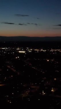 İngiltere, İngiltere, LUTON - 25 Temmuz 2022: British Roads and City gece görüşü. Güzel Luton İngiltere 'nin başkentidir. Drone 'un Kamerası 