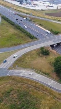 İngiltere, İngiltere, LUTON - 25 Temmuz 2022: British Roads and City. Güzel Luton İngiltere 'nin başkentidir. Drone 'un Kamerası 