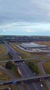İngiltere, İngiltere, LUTON - 25 Temmuz 2022: British Roads and City. Güzel Luton İngiltere 'nin başkentidir. Drone 'un Kamerası 