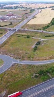 İngiltere, İngiltere, LUTON - 25 Temmuz 2022: British Roads and City. Güzel Luton İngiltere 'nin başkentidir. Drone 'un Kamerası 