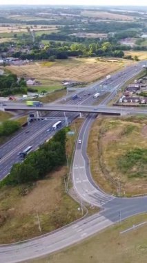 İngiltere, İngiltere, LUTON - 25 Temmuz 2022: British Roads and City. Güzel Luton İngiltere 'nin başkentidir. Drone 'un Kamerası 