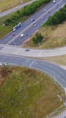 İngiltere, İngiltere, LUTON - 25 Temmuz 2022: British Roads and City. Güzel Luton İngiltere 'nin başkentidir. Drone 'un Kamerası 