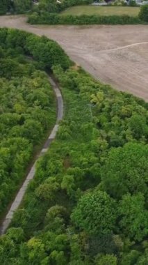 İngiltere, İngiltere, LUTON - 25 Temmuz 2022: British Roads and City. Güzel Luton İngiltere 'nin başkentidir. Drone 'un Kamerası 