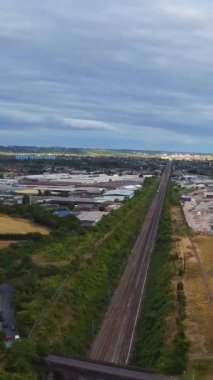 İngiltere, İngiltere, LUTON - 25 Temmuz 2022: British Roads and City. Güzel Luton İngiltere 'nin başkentidir. Drone 'un Kamerası 