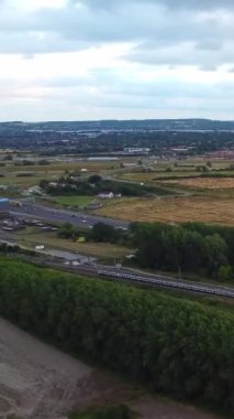 İngiltere, İngiltere, LUTON - 25 Temmuz 2022: British Roads and City. Güzel Luton İngiltere 'nin başkentidir. Drone 'un Kamerası 